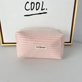 Detail van roze-wit gestreept katoenen etui met May Rabbit merklabel erop - Roze Strepen (Medium) / Middelgroot