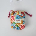 Vue détaillée d'une pochette d'appareil photo matelassée avec des motifs de dessins animés - Graffiti