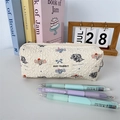 Detail van een crèmekleurig gewatteerd etui met olifantjes en zachte textuurstof - Schattige Olifant