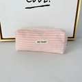 Detail van een roze en wit gestreepte stoffen etui met zachte textuur en merklabel - Roze Gestreept / Standaardtype