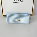Detail van blauw gestreept etui met MAY RABBIT-label en zachte badstof textuur - Blauw Gestreept / Standaardtype