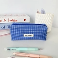 Blau-weiß kariertes Stofffedermäppchen mit minimalistischem Logo auf hellem Tisch - Blau Kariert