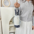 Dettaglio del tessuto patchwork a fiori blu e pois della borsa porta borraccia portatile - Blu a pois