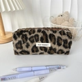 Nahaufnahme des Plüsch-Mäppchens mit Leopardenmuster und weichem Kunstfell-Material - Brauner Leopardenprint