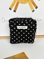 Detail van zwarte corduroy make-uptas met polkadots en May Rabbit-label en rits - Kleine Vierkante Tas