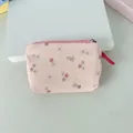 Vue détaillée de la pochette en velours côtelé rose fleuri sur un livre rétro - Rose Velours Côtelé Floral