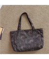 Vue détaillée de dessus d'un grand sac cabas en toile à imprimé léopard foncé - Imprimé Léopard Fleur Bandoulière Horizontale (Gris Violet)