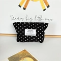 Detail van zwarte corduroy make-uptas met stippenpatroon en geweven merklabel op de tas - Lippenstift Tasje