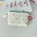 Détail de la trousse à maquillage en velours côtelé fleuri avec cordon rose vif - Fleur en Losange Blanc