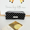 Detail van zwarte corduroy make-uptas met witte stippen en een verfijnde kanten rand - Etui