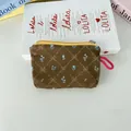 Détail du porte-monnaie en velours côtelé fleuri avec zip jaune et dragonne rose - Fleur en Losange Marron