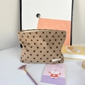 Vue détaillée de la trousse de maquillage en velours à pois avec fermeture et étiquette - Marron à Pois