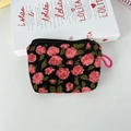Vue détaillée de la pochette en velours côtelé floral avec roses et dragonne - Velours Côtelé Rose Noire