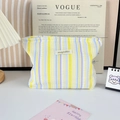 Vista dettagliata della borsa da trucco a righe colorate con trama a bolle e zip - Righe Giallo Viola
