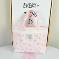 Dettaglio della borsa tote in velluto rosa con stampa floreale e bordo in pizzo bianco - Rosa Floreale