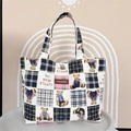 Detail der Canvas-Handtasche mit Comic-Bärenmustern und gewebtem Markenetikett - Handtasche im koreanischen Stil mit Bären