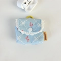 Dettaglio custodia per auricolari in velluto azzurro con fiori rossi e pizzo bianco - Piccolo / Fiocco a Quadri Blu