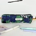 Detalle de estuche de jacquard floral con bordado vintage y cierre de cremallera metálica - Flor Verde Azul Marino