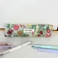 Primer plano del estuche de flores jacquard con bordado texturizado y cierre de metal - Pastoral Verde