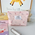 Dettaglio della pochette per rossetto in velluto rosa con motivo floreale e zip sicura - Rosa Floreale