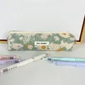 Detalle de estuche de jacquard floral con etiqueta MAY RABBIT y cremallera de anillo metálico - Flor Yema de Huevo