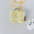 Dettaglio custodia AirPods in tessuto trapuntato giallo con bordi in pizzo bianco - Piccolo / Trapuntato Zucca Giallo