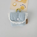 Custodia per auricolari in tessuto trapuntato azzurro con pizzo bianco e gancio giallo - Piccolo / Blu Zucca Trapuntato