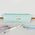 Detalle del estuche jacquard verde menta con bordado festoneado y etiqueta de tela - Verde