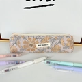 Detalle del estuche de brocado floral con patrón jacquard dorado y cremallera de calidad - Seda Brillante Cosmos Amarillo