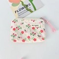 Detailansicht einer geblümten gesteppten Mini-Tasche aus Canvas mit Reißverschluss - Hellrosa Blume