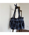 Dettaglio della borsa tote a scacchi blu con bordo a volant e fiocco sulla tracolla - Quadri Blu