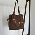 Borsa tote in tela marrone scuro con ricamo floreale e chiusura a coulisse - Marrone