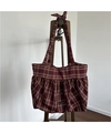 Dettaglio della borsa tote scozzese bordeaux con bordi arricciati e spalline annodate - Scacchi Rossi