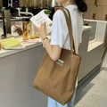 Grand sac cabas en toile marron caramel avec logo blanc YEYUBAG porté à l'épaule - Marron