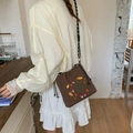 Sac bandoulière en nylon marron foncé avec broderie champignon et sangle tissée - Broderie de Feuilles et de Champignons / Marron