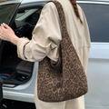 Grande borsa tote leopardata marrone con ampia tracolla per un look quotidiano alla moda - Stampa leopardata