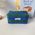 Detailaufnahme des blau-grün gestreiften Federmäppchens aus Frottee mit May Rabbit Label - Königsblau-Grün Gestreift