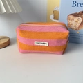 Detail eines rosa gestreiften Federmäppchens aus Frottee mit May Rabbit Webetikett - Rosa & Orange Streifen