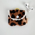 Dettaglio custodia auricolari in velluto leopardato con pizzo e gancio metallico - Leopardo Vintage