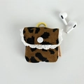 Dettaglio custodia per auricolari in velluto leopardato con pizzo e etichetta logo - Leopardo Caffè