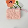 Détail de la pochette matelassée rose avec texture douce et fermeture éclair robuste - Fleur Matelassée Rose