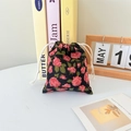 Dettaglio borsa floreale in velluto a coste con motivo a rose e lacci in cotone bianco - Velluto a Coste Rosa Nera