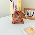 Dettaglio di un sacchetto a coulisse in velluto marrone con stampa floreale di rose - Velluto a Coste Rosa Marrone
