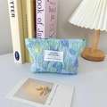 Makrodetail aus blauem Jacquard-Blumenstoff und Metallreißverschluss der Kosmetiktasche - Blau-Grüne Dekorative Blume