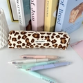 Detail van etui met luipaardprint met geweven label en kleurrijke pennen - Beige Grote Luipaard