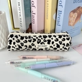 Detail van de corduroy etui met luipaardprint en verschillende kleurrijke gelpennen - Beige Luipaard