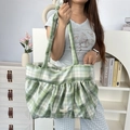 Détail du sac cabas à carreaux verts et blancs avec étiquette et texture en tissu plissé - Grille Verte Brillante