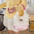 Dettaglio del motivo trapuntato a cuore e del pizzo bianco su una borsa a mano bicolore - Patchwork Cuore Beige e Rosa