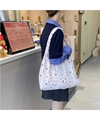 Detailaufnahme der gesteppten weißen Stofftasche mit roten Herz- und Erdbeermustern - Bubble Chiffon Schultertasche Mit Großer Kapazität / Rosa Hase