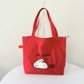 Dettaglio della borsa tote in tela rossa con ricamo di coniglio e chiusura a coulisse - Coniglio Sdraiato Rosso